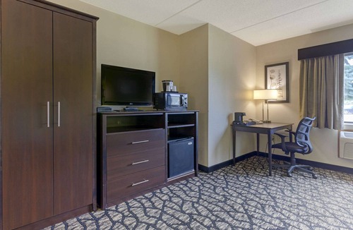 Oshkosh Hotel | Quality Inn Oshkosh Aviation Park