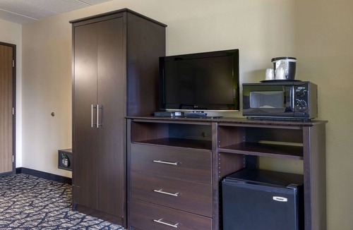 Oshkosh Hotel | Quality Inn Oshkosh Aviation Park