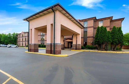 Sellersburg Hotel | Quality Inn & Suites