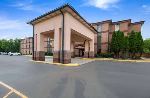 Sellersburg Hotel | Quality Inn & Suites