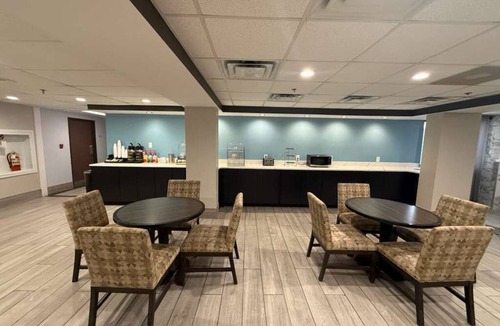 Romulus Hotel | Quality Inn & Suites Detroit Metro Airport