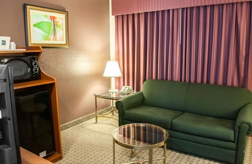 Pike Hotel | Quality Inn & Suites Indianapolis Northwest