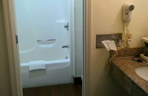 Pike Hotel | Quality Inn & Suites Indianapolis Northwest