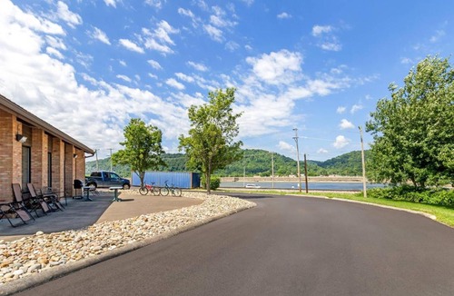 New Martinsville Hotel | Quality Inn