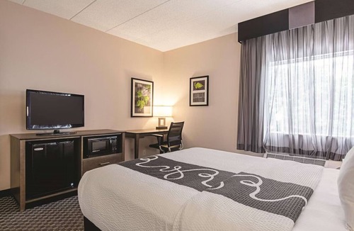 Portland Hotel | Queen Comfort Room, La Quinta Wyndham, Breakfast Included, Close to Downtown