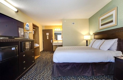 Devils Lake Hotel | Queen Room near Grahams Island State Park | Free Parking & Indoor Pool