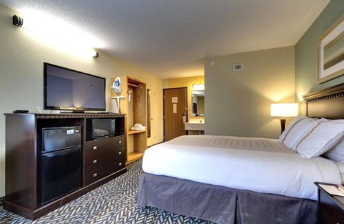 Devils Lake Hotel | Queen Room near Grahams Island State Park | Free Parking & Indoor Pool