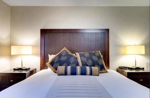 Devils Lake Hotel | Queen Room near Grahams Island State Park | Free Parking & Indoor Pool