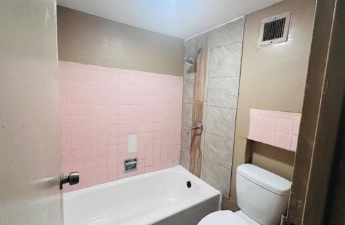 Fort Wayne Hotel | Queen Room Near Lakeside Park Rose Garden