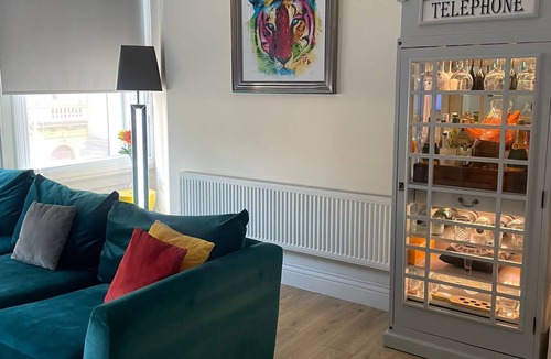 Newcastle-upon-Tyne Apartment | Queen Street Quayside Apartment: NE1 Grade 2 Listed