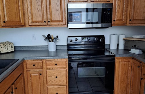 Fond du Lac House | Quiet 2 bedroom home steps away from Lake Winnebago available for EAA AirVenture