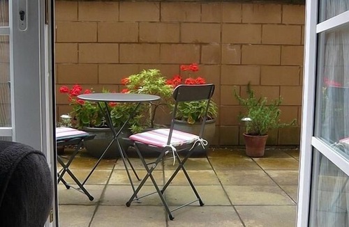 Bonnington Apartment | Quiet but close to City Centre. Free parking & 2 bathrooms (one newly replaced)