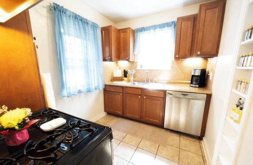 Shaker Heights Apartment | Quiet Furnished Home Near Clinic