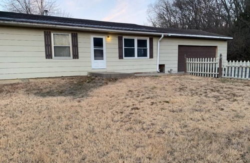 Kansas City House | quiet home on dead end street 10 minutes from k.c., on 7 acres sleeps up to 10