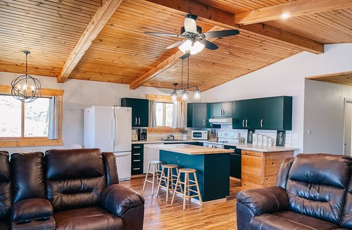 Oxford House | Quiet Lakehouse with Stunning Sunsets