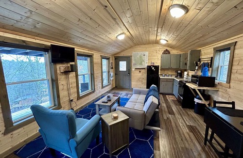 Primrose Cabin | Quiet RRG Cabin | WiFi | Perfect Location | ECO | Hikers Midnight is Located next to Cliff View Resort.