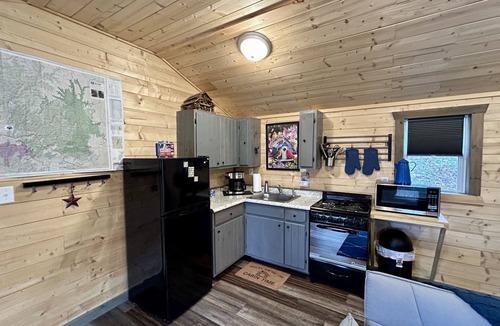Primrose Cabin | Quiet RRG Cabin | WiFi | Perfect Location | ECO | Hikers Midnight is Located next to Cliff View Resort.