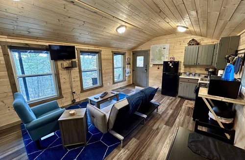Primrose Cabin | Quiet RRG Cabin | WiFi | Perfect Location | ECO | Hikers Midnight is Located next to Cliff View Resort.