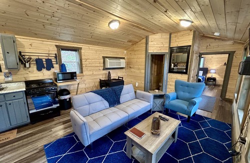 Primrose Cabin | Quiet RRG Cabin | WiFi | Perfect Location | ECO | Hikers Midnight is Located next to Cliff View Resort.