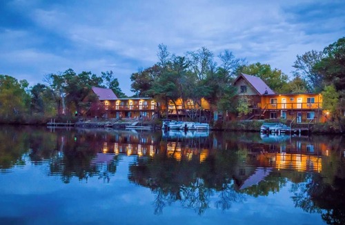 Rice Lake Cabin | Quiet stay on the lake in Room 8 - The Decoy Room - Curriers Lakeview Lodge