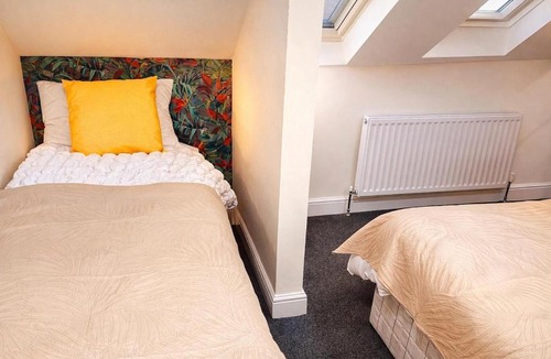 Newcastle-upon-Tyne Apartment | Quirky Group Apartment 5mins to City Centre - Up To 11 Guests