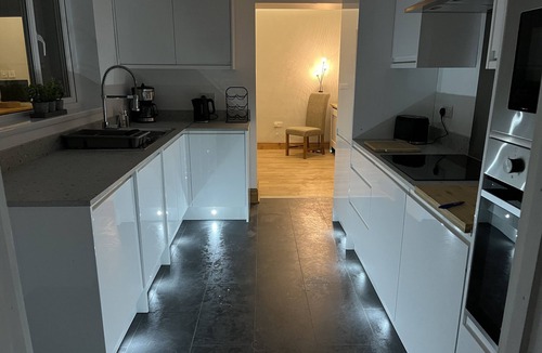 Blyth Cottage | Railway Cottage Retreat:15min walk to Beach:Beautiful Coastline: Parking: Wifi