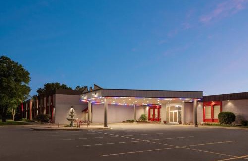 Grand Forks Hotel | Ramada by Wyndham Grand Forks