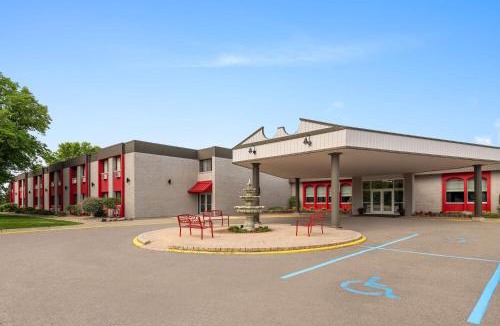 Grand Forks Hotel | Ramada by Wyndham Grand Forks