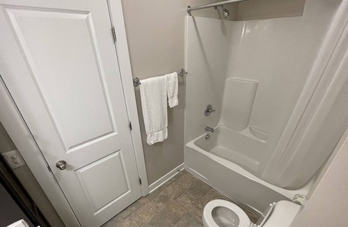 Carmel Apartment | RARE 1 bedroom with DEN + 2 full baths in Carmel!