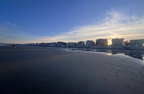 Ogunquit - Wells Condo | Rare Peak Summer Beachfront | Sleeps 8 | Kayaks, Surfboards, SUPs | Dog Friendly
