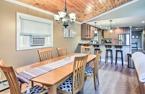 Readfield Cottage | Readfield Retreat w/Lake Maranacook Views!