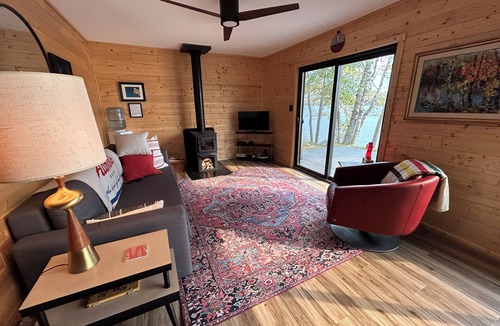Longville Cabin | Recharge at this tranquil getaway, inches from Lake Wabedo!