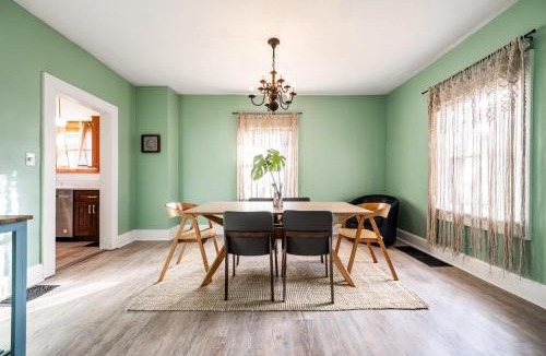 Indianapolis House | Red Door Cottage of Broad Ripple- Great Location Family Friendly