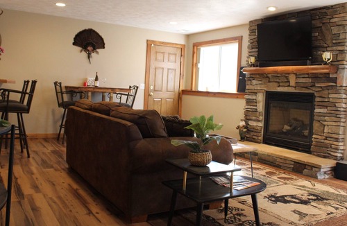 Solon Township House | 🌲Red Flannel Suite - Kid & 🐾 Friendly w/ Patio & 🔥 Pit!