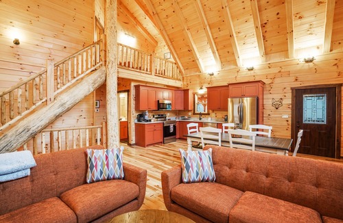 Logan Cabin | Red Fox Cabin | Hocking Hills, Hot Tub, EV Charger