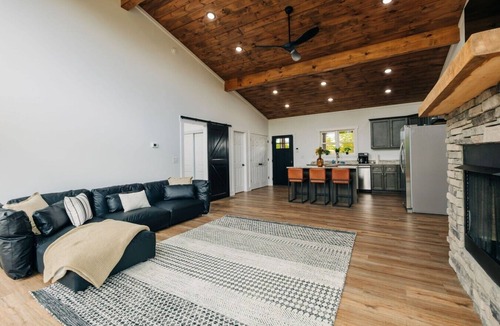 Rogers Cabin | Red River Gorge Cabin: Hot Tub, Fireplace + Deck