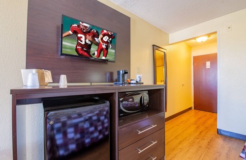 Wayne Hotel | Red Roof Inn & Suites Indianapolis Airport