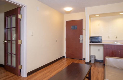 Wayne Hotel | Red Roof Inn & Suites Indianapolis Airport