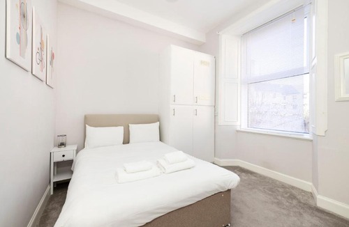Merchiston Apartment | Refined 2-Bed Flat with Classic Edinburgh Charm