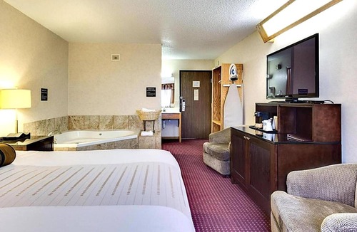 Devils Lake Hotel | Refreshing Suite w/Jetted Tub | Near Spirit Lake Casino | Free Parking!