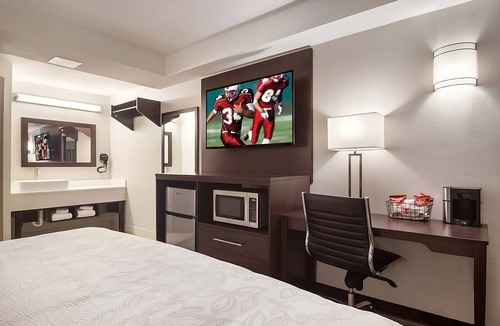 Erie Hotel | Relax and Unwind! Pet-Friendly Accommodation with FREE Parking!
