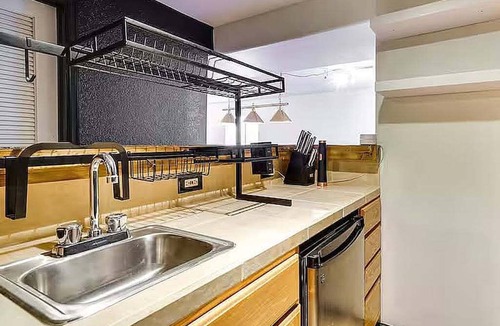 Fountain House | Relax at Fountain: Hot Tub Fun