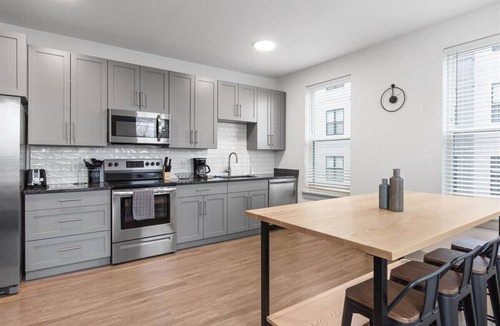 East Walnut HIlls Apartment | Relax & Unwind—Stylish Stay in Cincy’s Heart