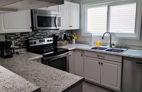 Newburgh House | Relaxing 3-Bedroom House with Large Backyard close to Downtown Newburgh