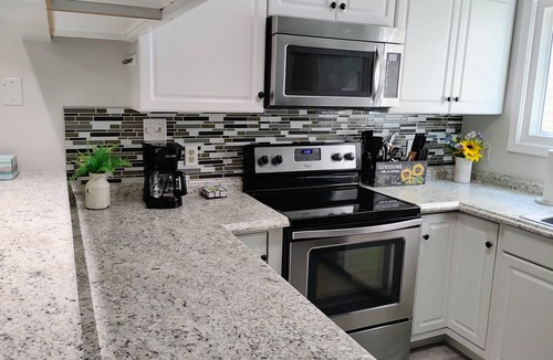 Newburgh House | Relaxing 3-Bedroom House with Large Backyard close to Downtown Newburgh