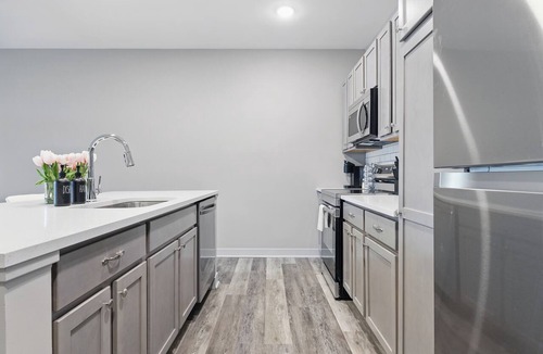 Whitestown Apartment | Relaxing Getaway King Bed Balcony Work-Ready apartment in Whitestown.