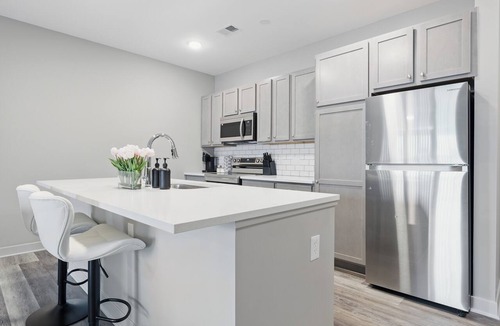 Whitestown Apartment | Relaxing Getaway King Bed Balcony Work-Ready apartment in Whitestown.