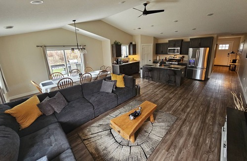 Brainerd House | Relaxing Getaway with Hot Tub! 3-BR, 2-BA, One-Level