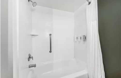 Amarillo Hotel | Relaxing Guest Room w/Easy Access to Medical Centers – Great for Medical Visits