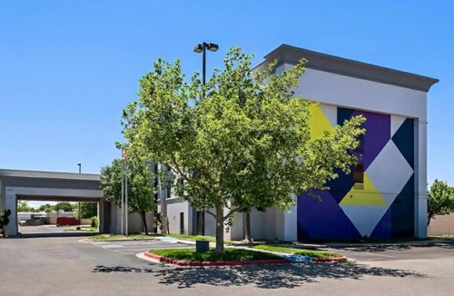 Amarillo Hotel | Relaxing Guest Room w/Easy Access to Medical Centers – Great for Medical Visits
